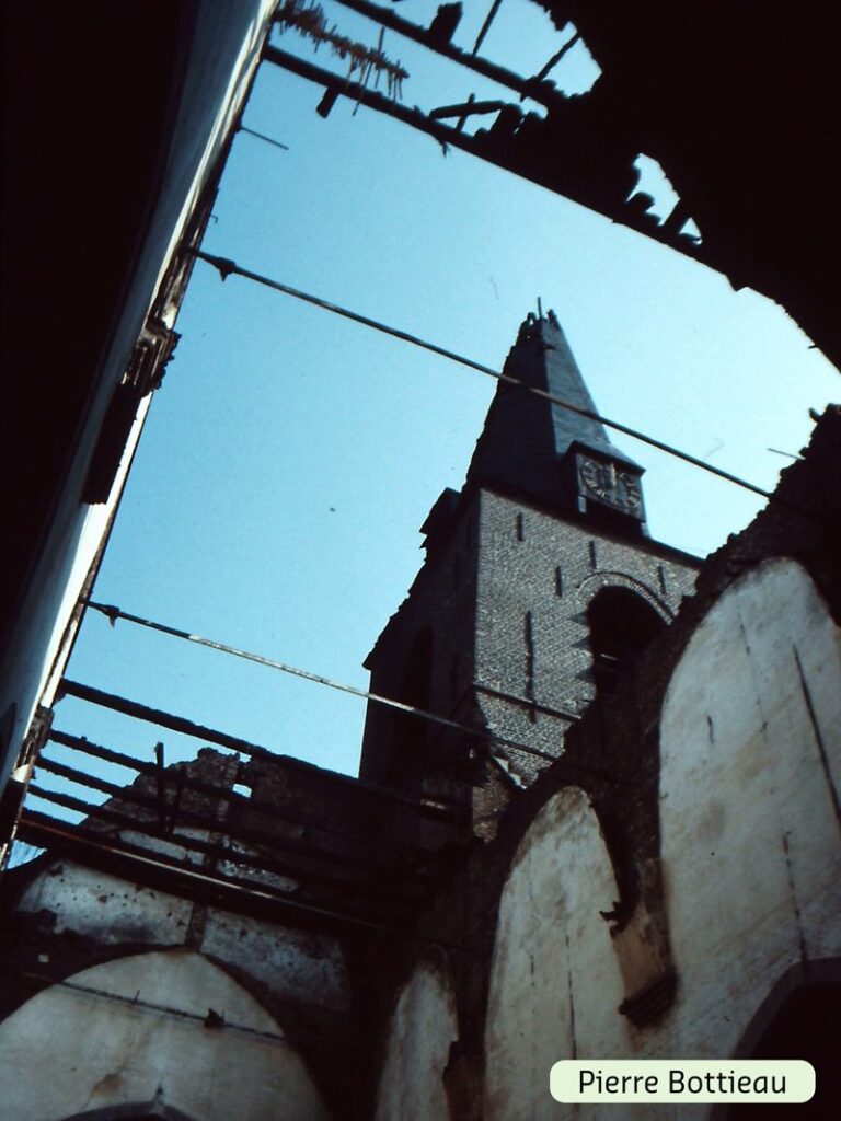 Eglise de Wasmes après l'incendie de 1986, vue sur la tour