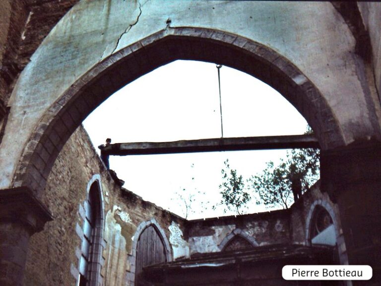 Eglise de Wasmes après l'incendie de 1986, vue sur le coeur à l'interieur
