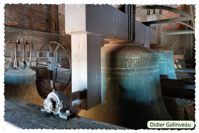 Vue sur une cloche à l'église Notre Dame de Wasmes